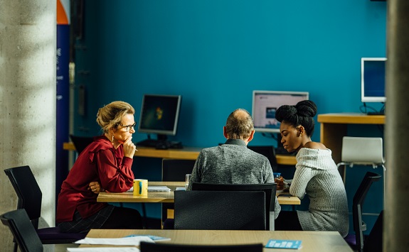 Three-people-conversation-around-table
